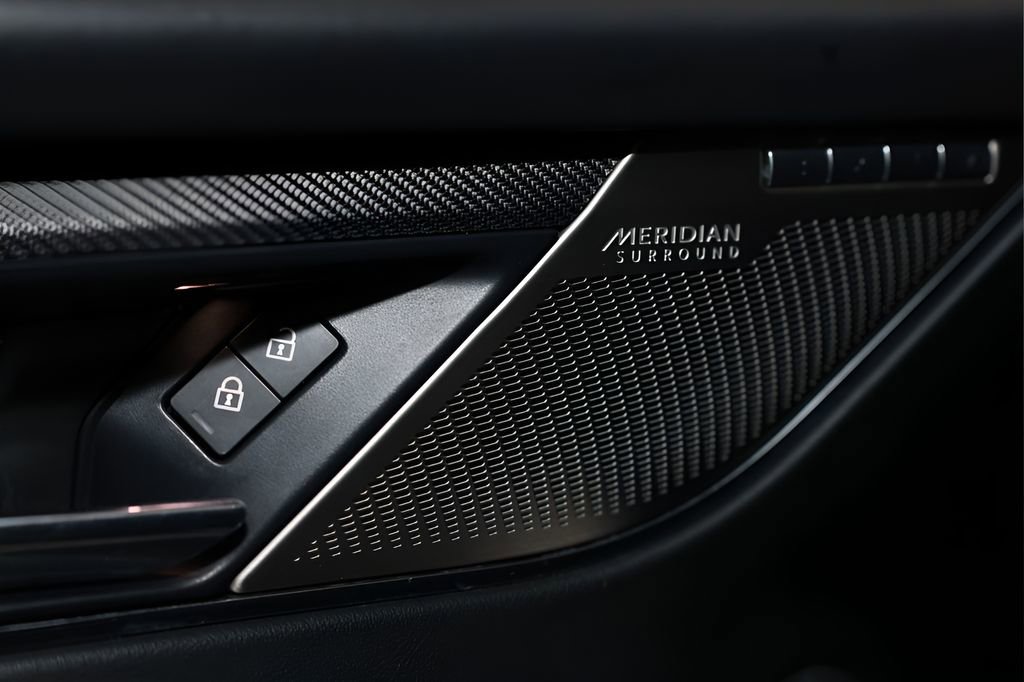 Used 2021 Jaguar F-PACE SVR image 32