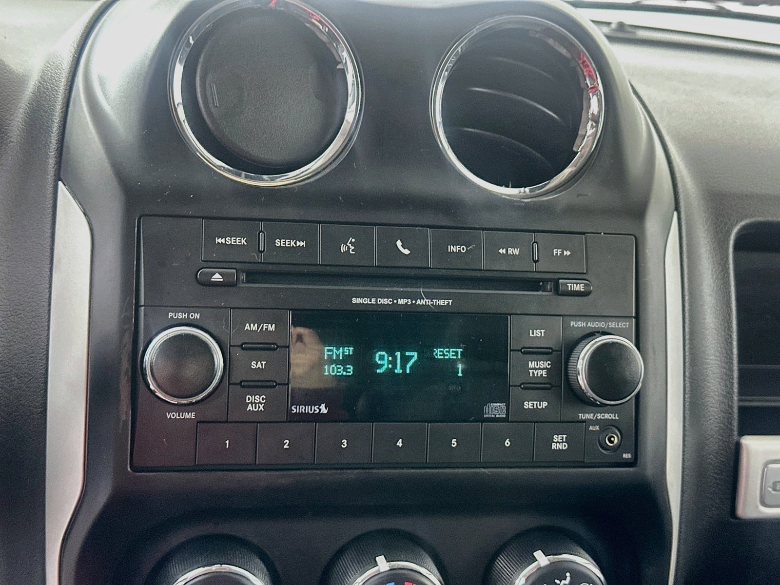 Used 2017 Jeep Compass Latitude FWD image 12