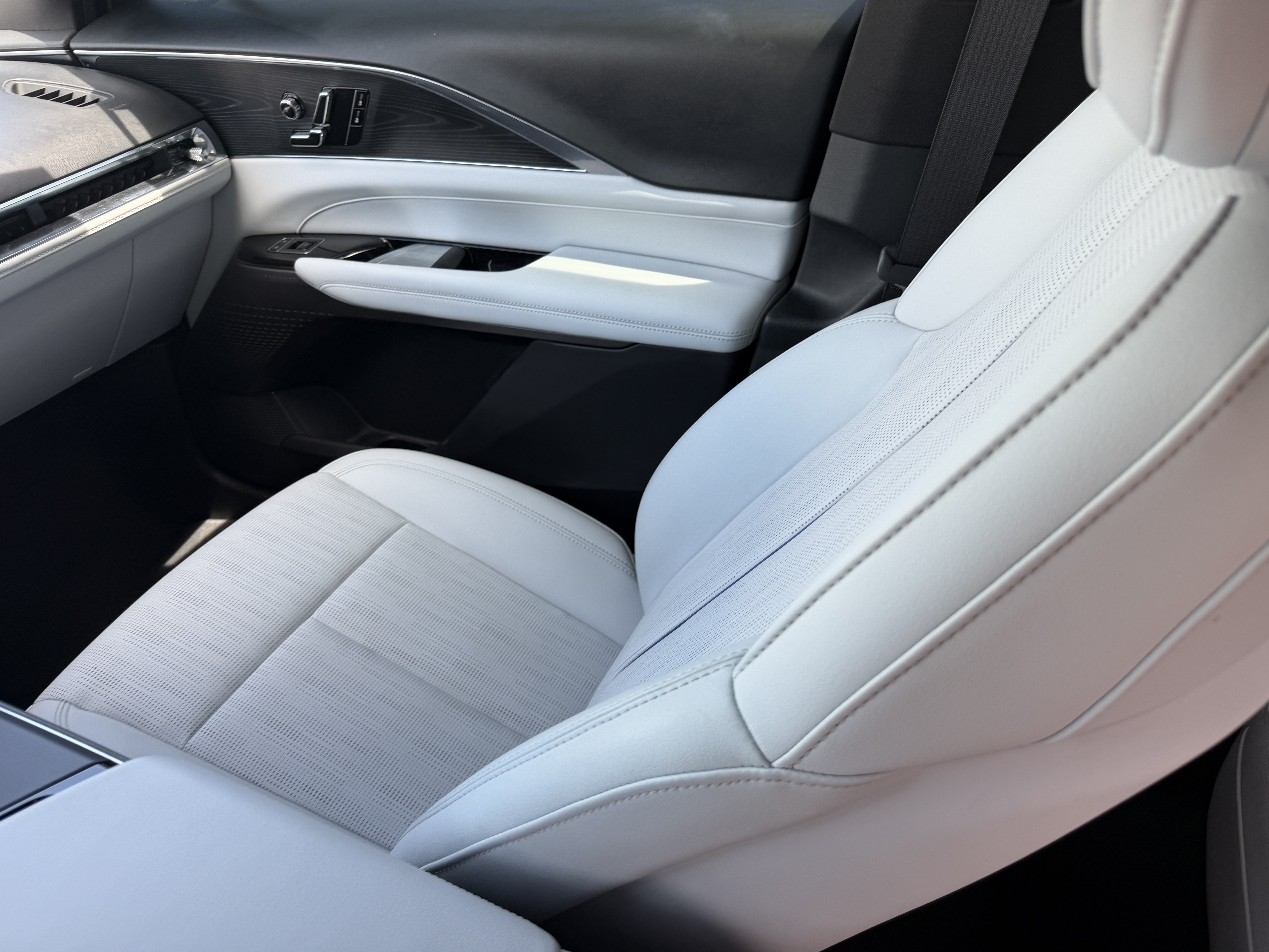 Certified 2024 Cadillac Lyriq Luxury AWD/4WD image 16