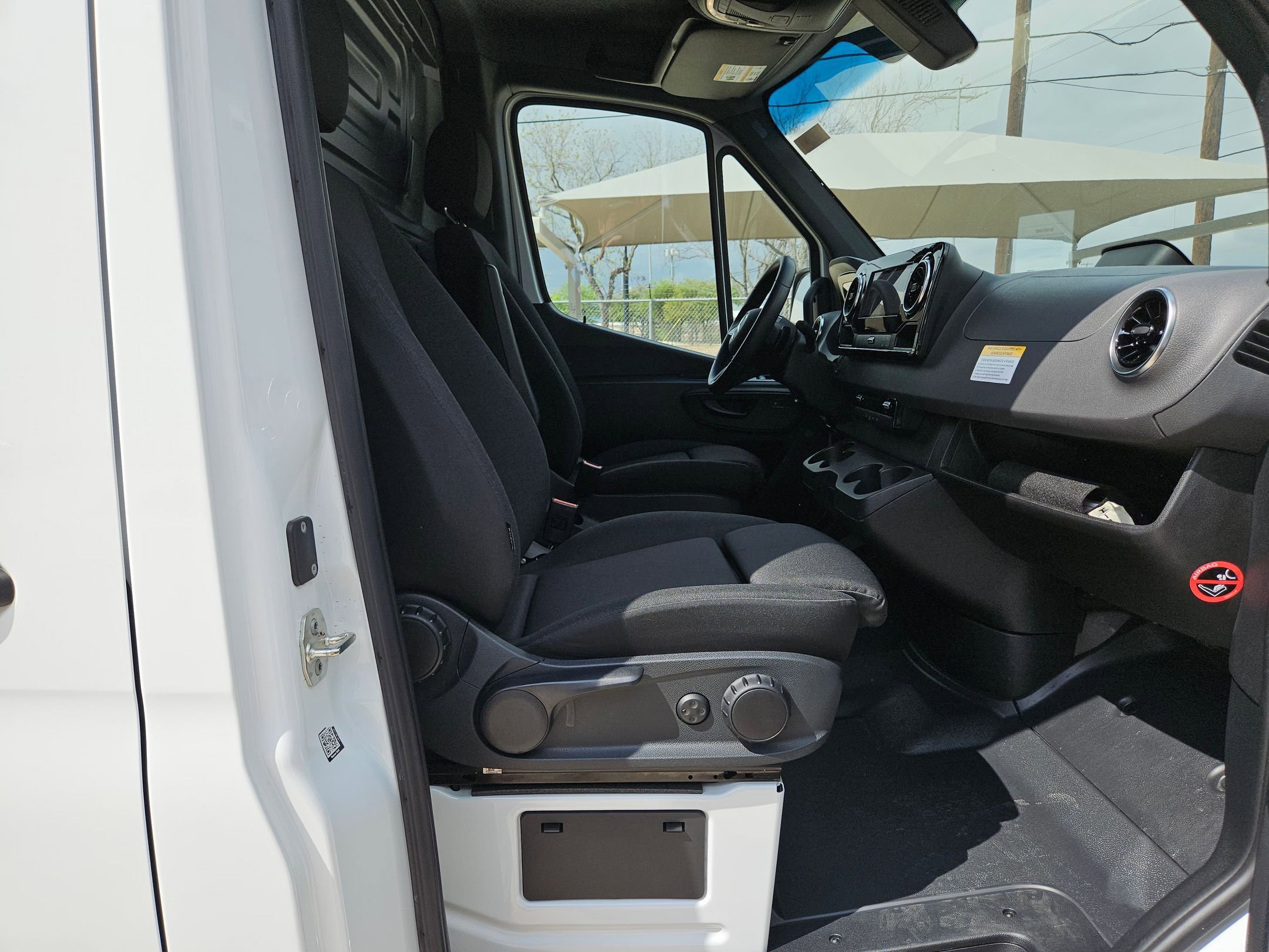 Used 2025 Mercedes-Benz Sprinter 2500 image 24