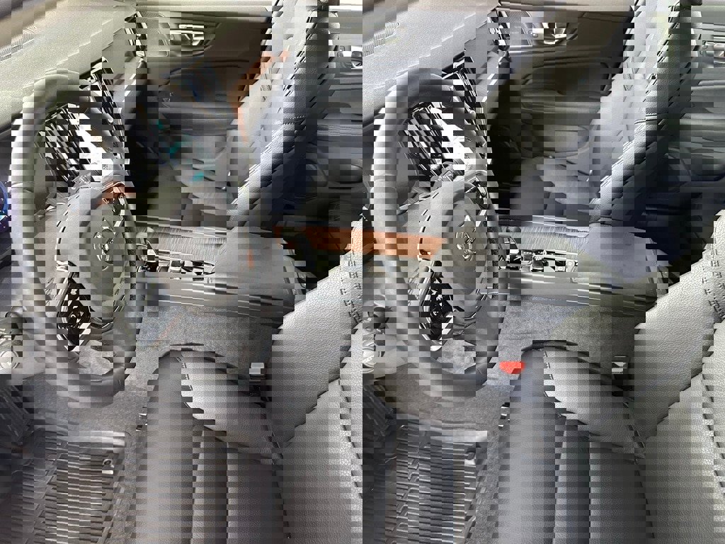 New 2024 Volvo S60 B5 Plus w/ Climate Package image 18