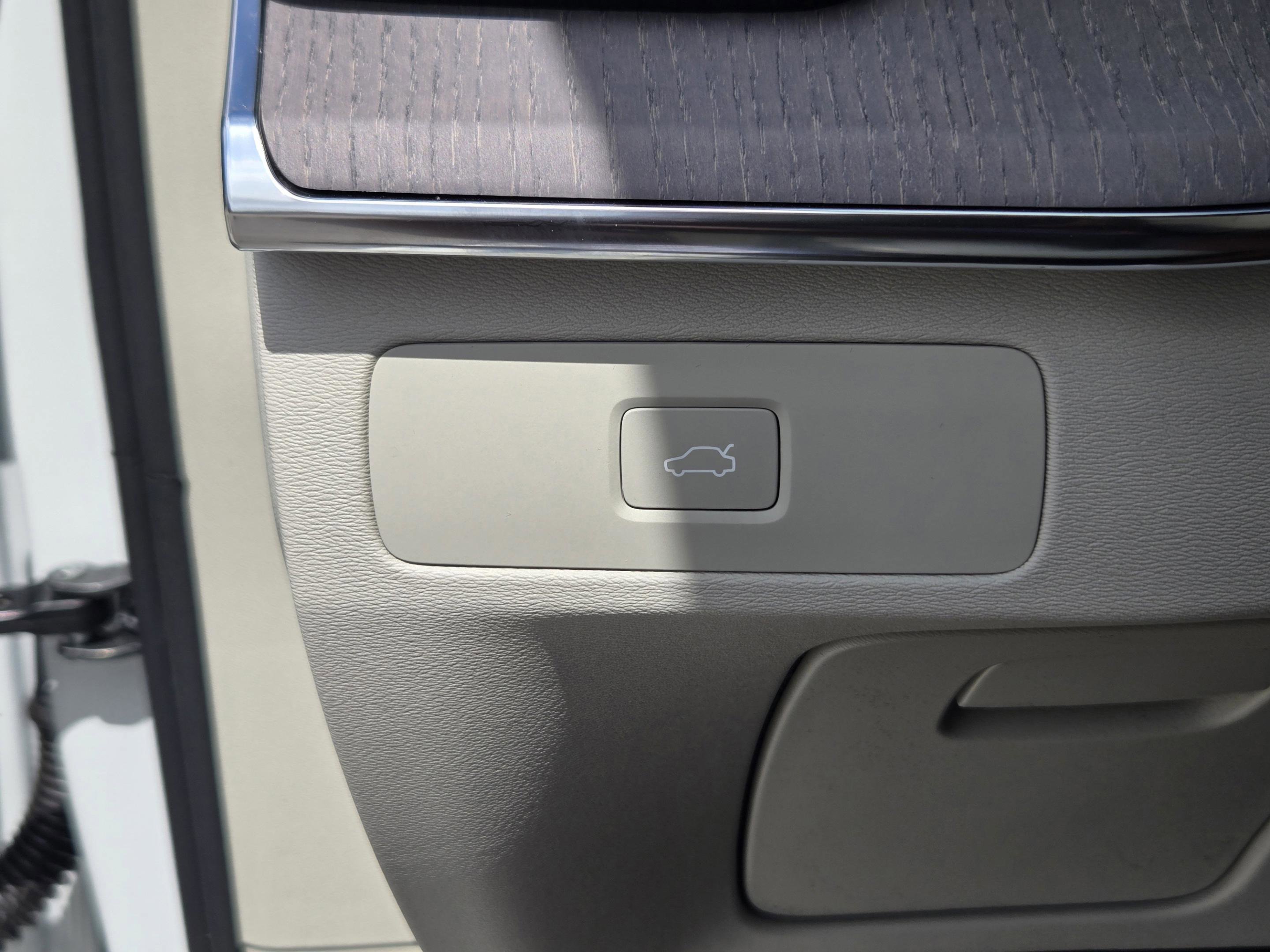 New 2026 Volvo XC90 B6 Ultra w/ Protection Package image 16