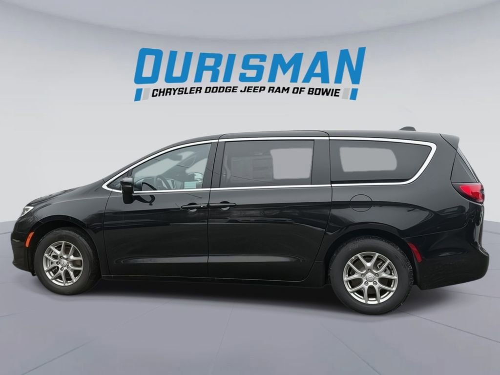 New 2026 Chrysler Pacifica Select image 3