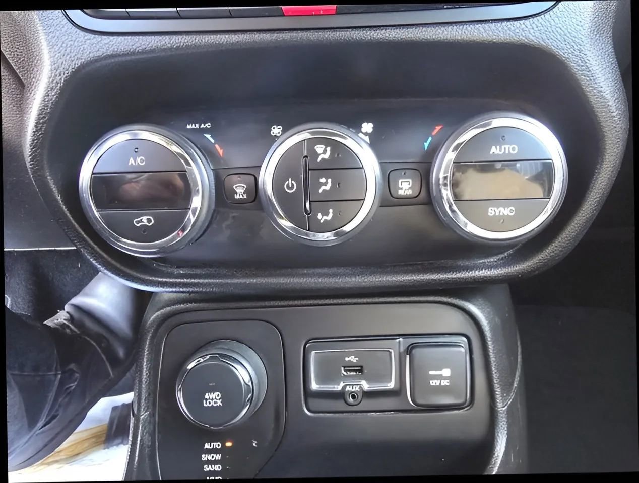 Used 2015 Jeep Renegade Latitude w/ Popular Equipment Group image 24