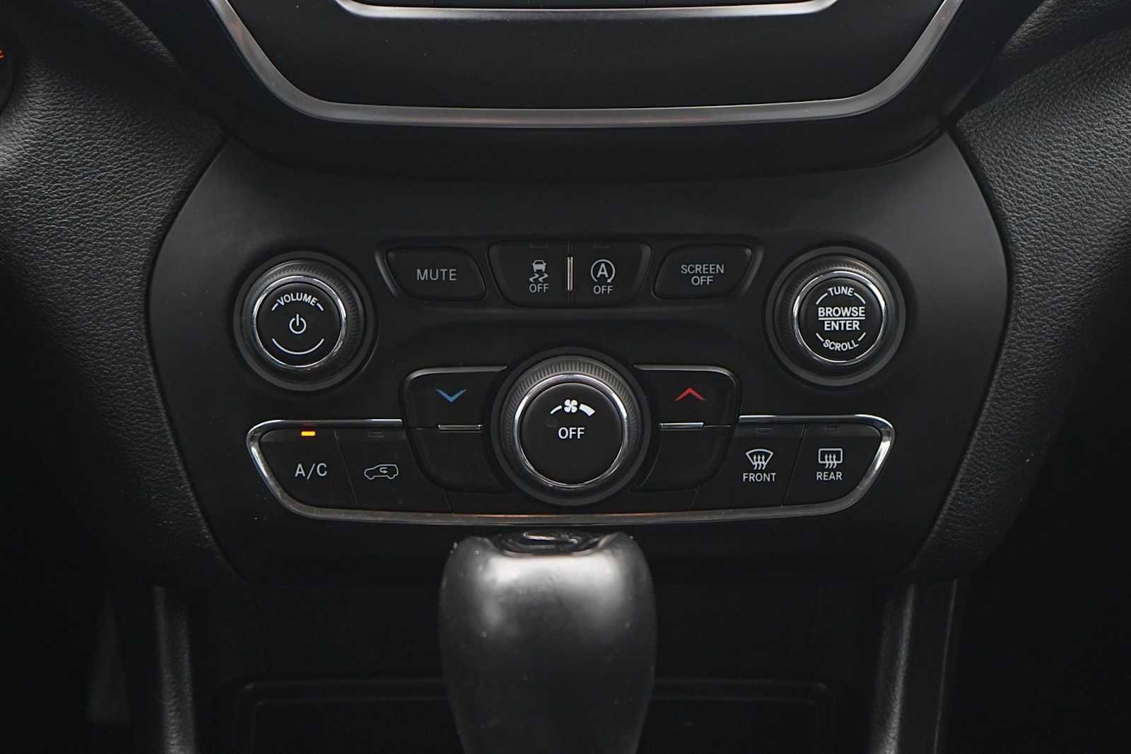 Used 2021 Jeep Cherokee Latitude Plus FWD image 20