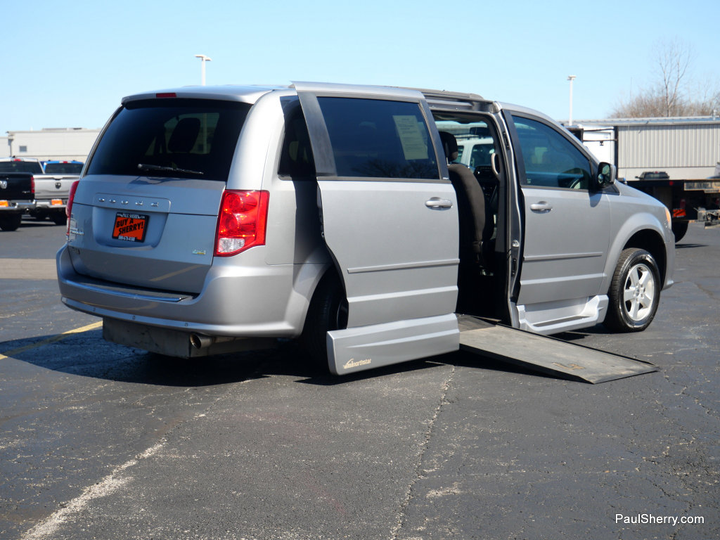 Used 2013 Dodge Grand Caravan SXT w/ Rear Park Assist Pkg FWD image 9