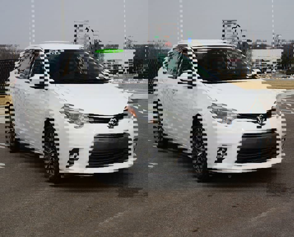 Used 2016 Toyota Corolla LE image 2