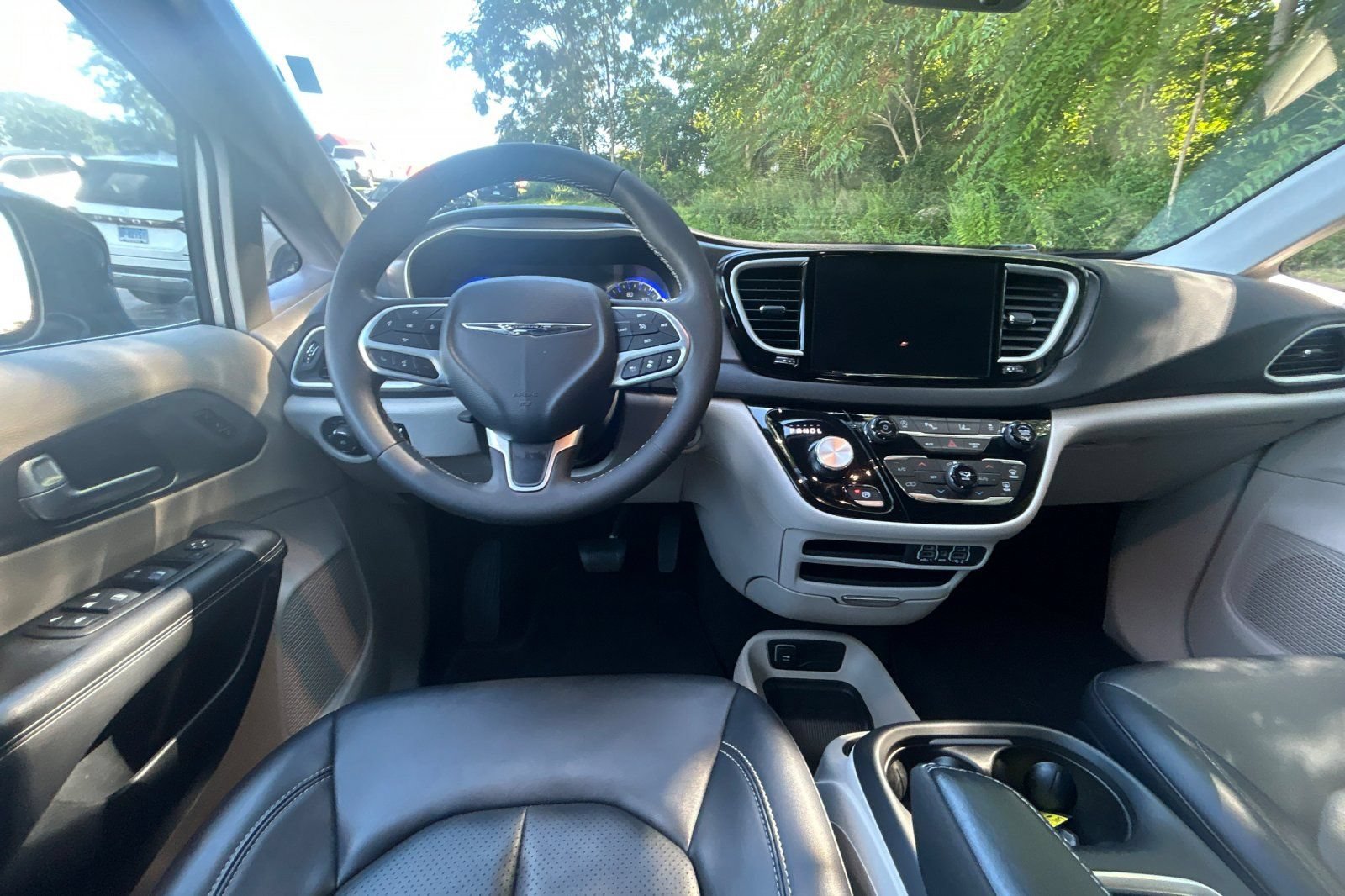 Used 2024 Chrysler Pacifica Touring-L FWD image 14