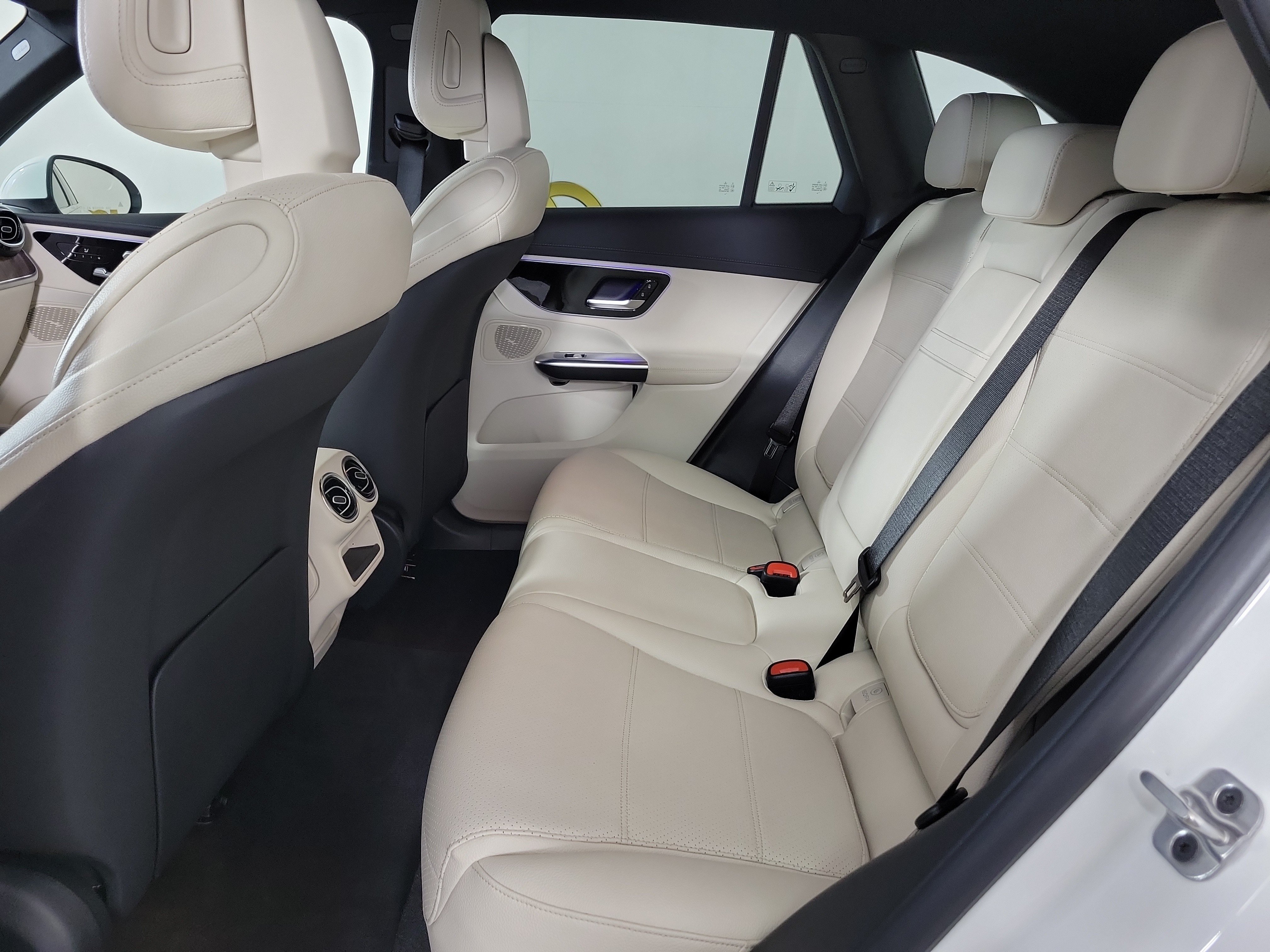 Used 2025 Mercedes-Benz GLC 300 4MATIC image 10