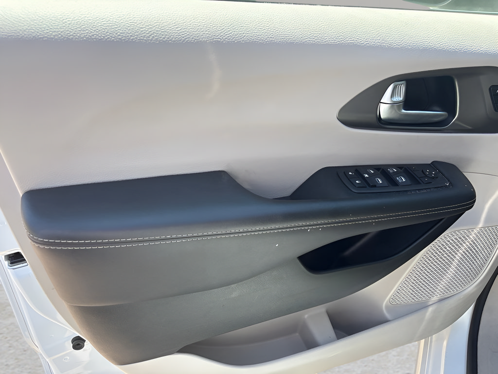 Used 2023 Chrysler Pacifica Touring-L FWD image 9