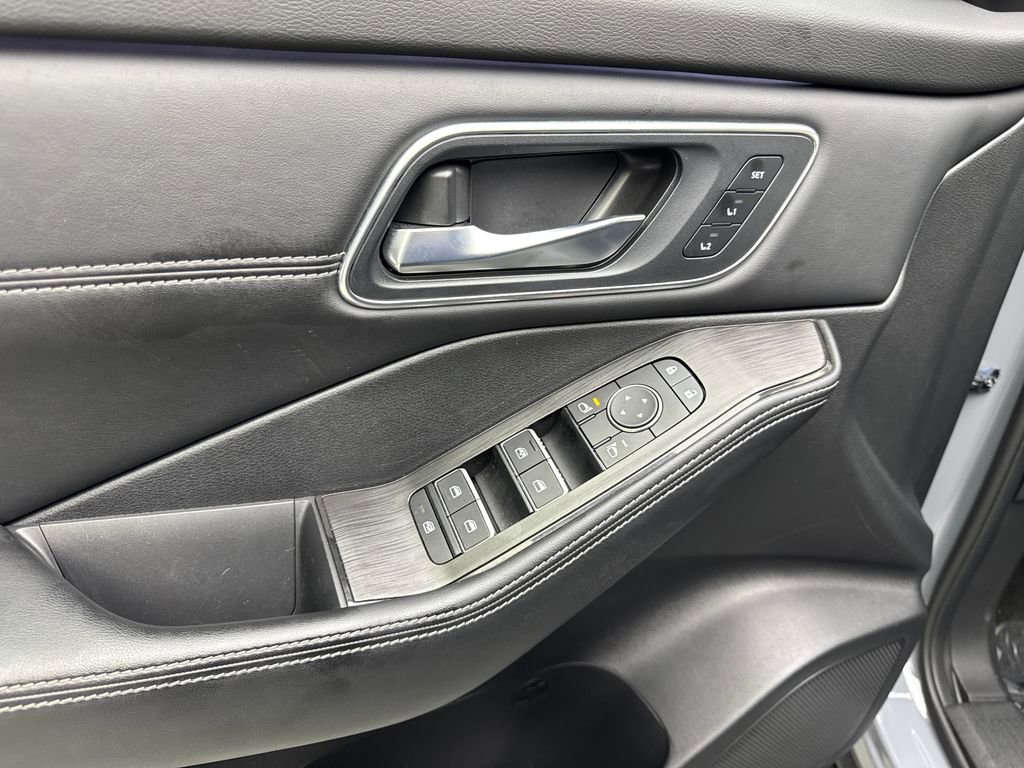 Used 2025 Nissan Rogue Platinum w/ Tech Package image 32