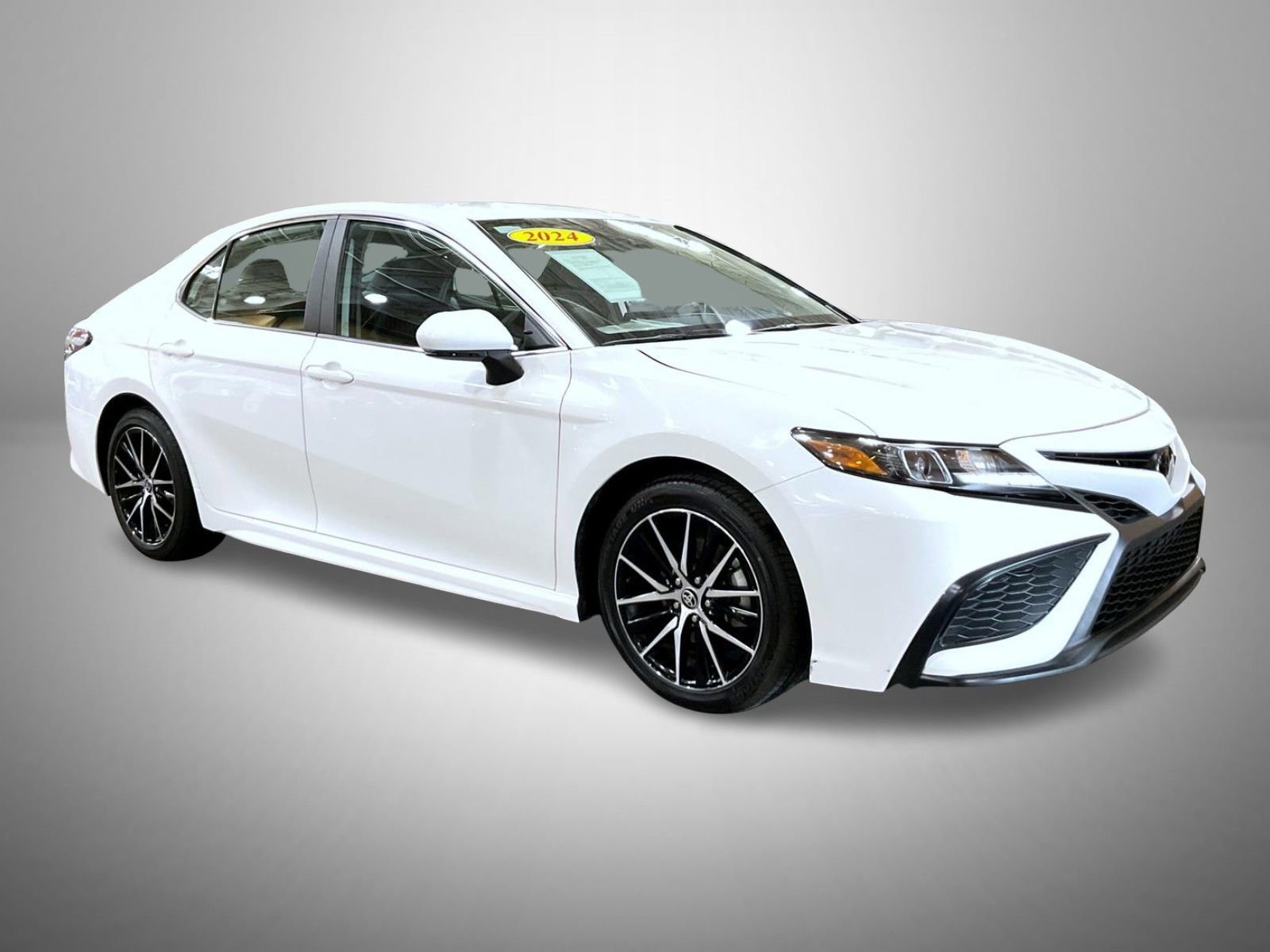 Used 2024 Toyota Camry SE image 3