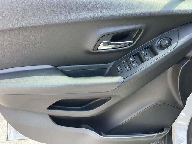 Used 2020 Chevrolet Trax LT w/ LT Convenience Package FWD image 18