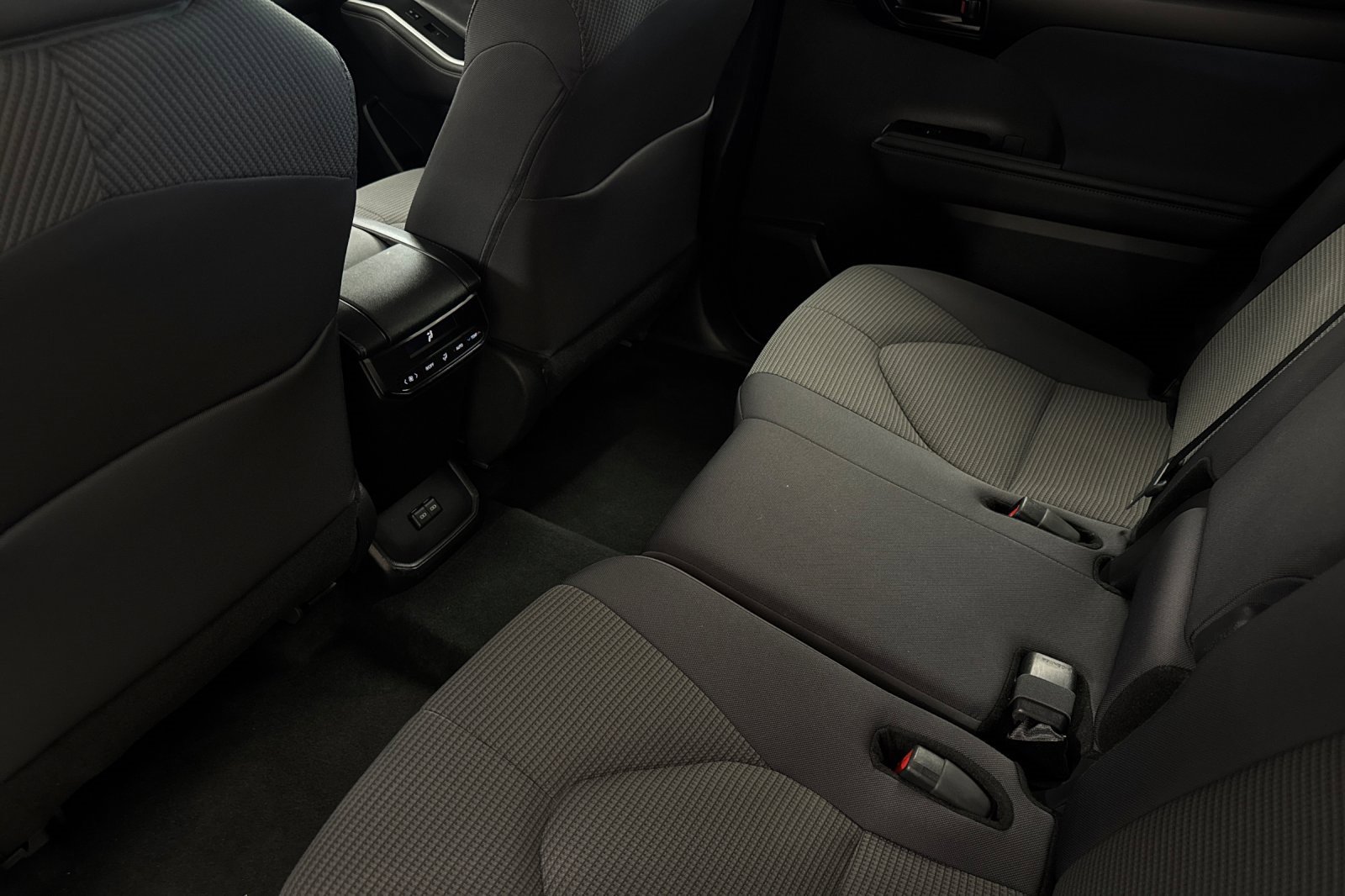 Used 2024 Toyota Highlander LE image 12