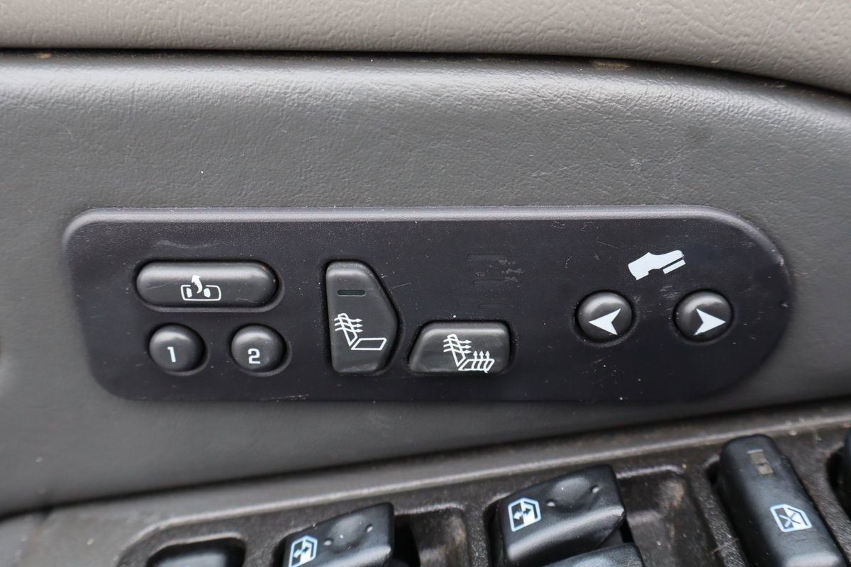 Used 2003 Chevrolet Suburban 2500 LT w/ LT Preferred Equipment Group image 30