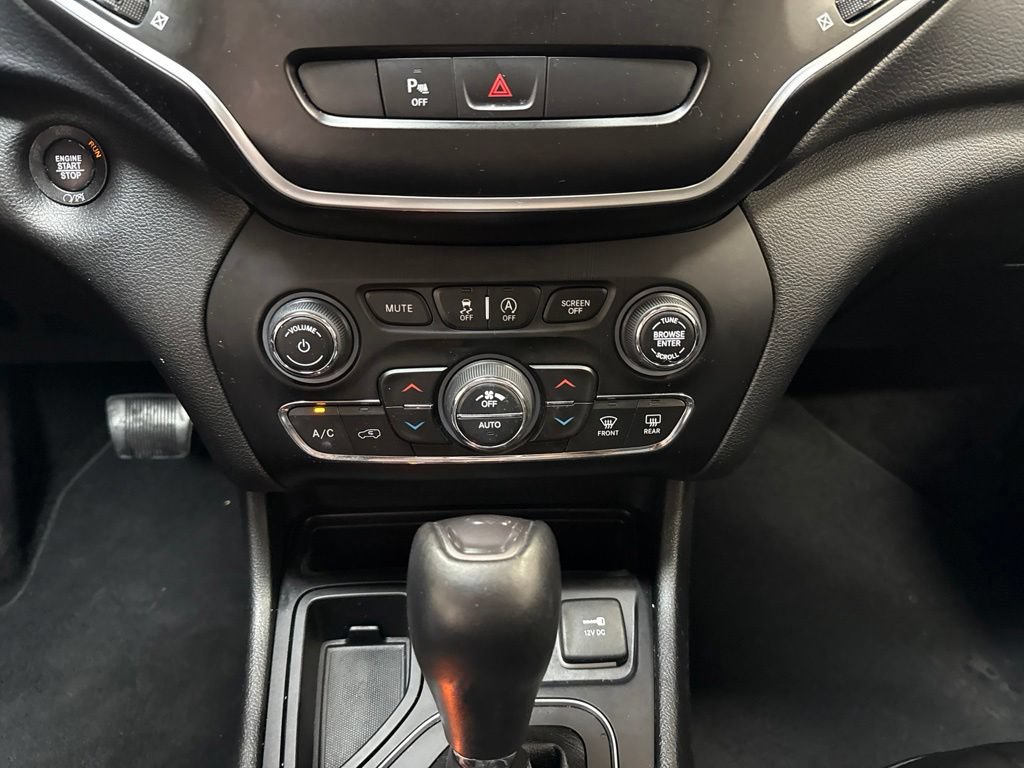 Used 2019 Jeep Cherokee Latitude Plus w/ Comfort/Convenience Group FWD image 20