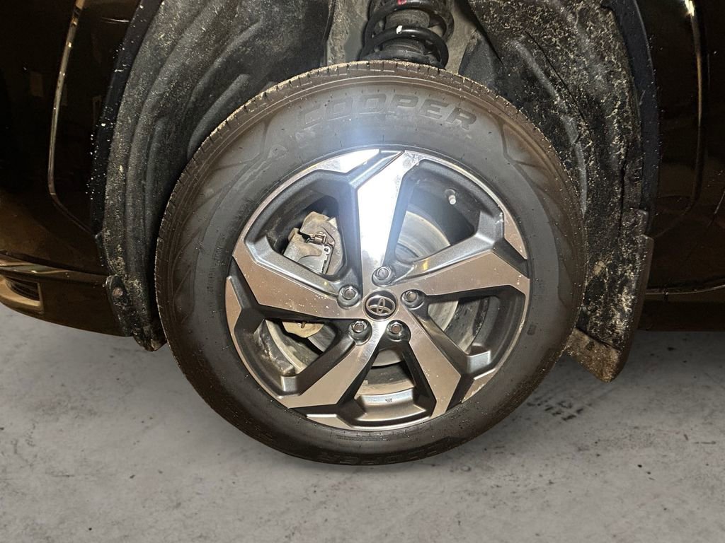 Used 2021 Toyota RAV4 SE image 14