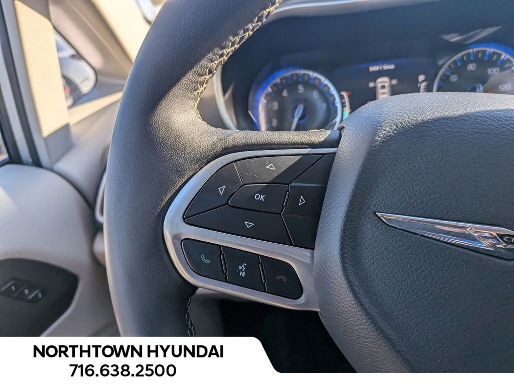 Used 2024 Chrysler Pacifica Touring-L image 30