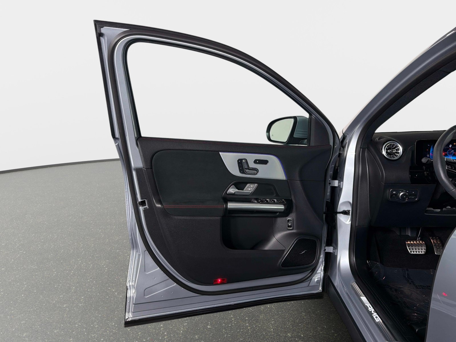 Used 2024 Mercedes-Benz GLA 35 AMG 4MATIC w/ Exclusive Package image 36