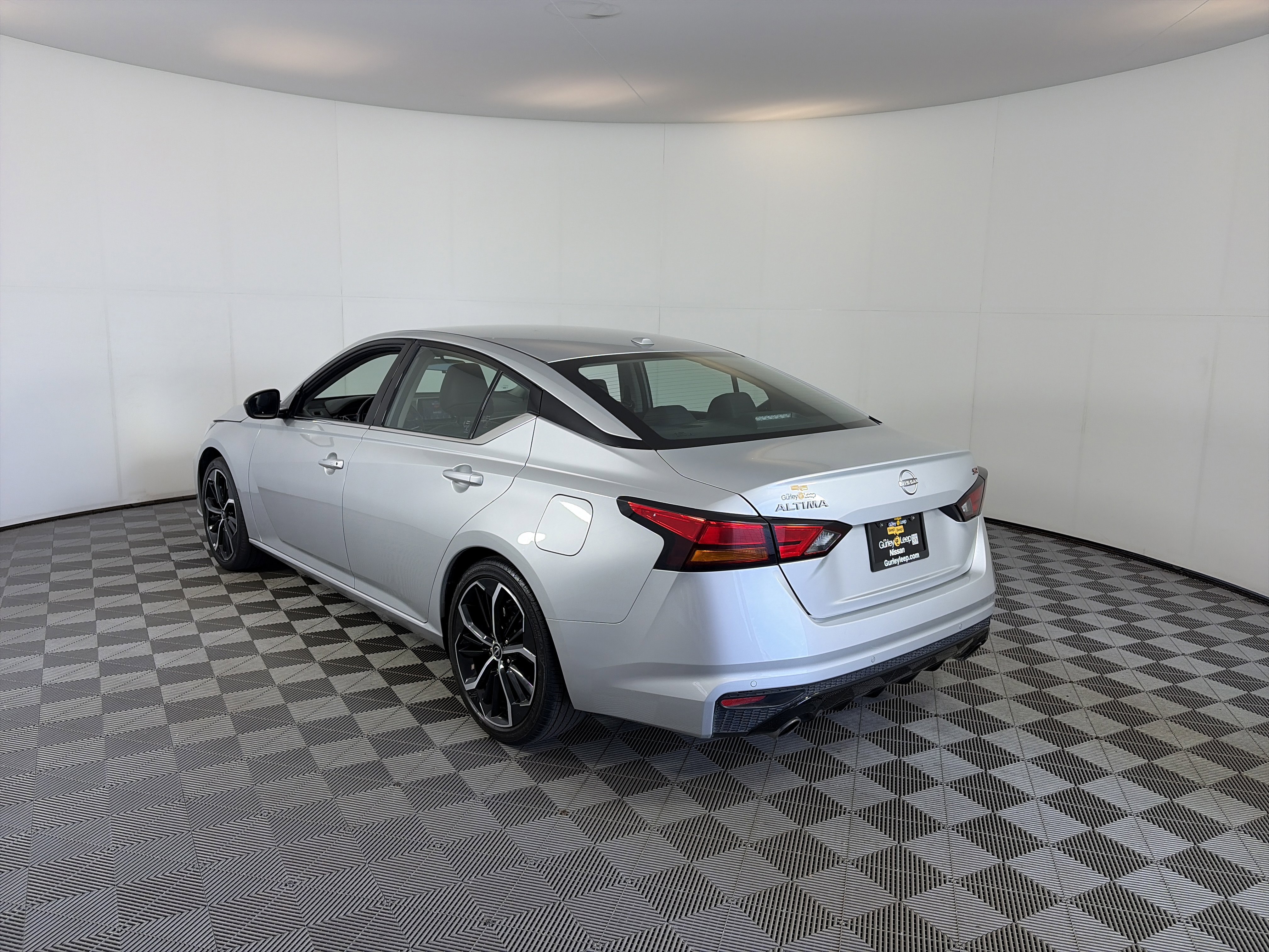 Used 2024 Nissan Altima 2.5 SR FWD image 8