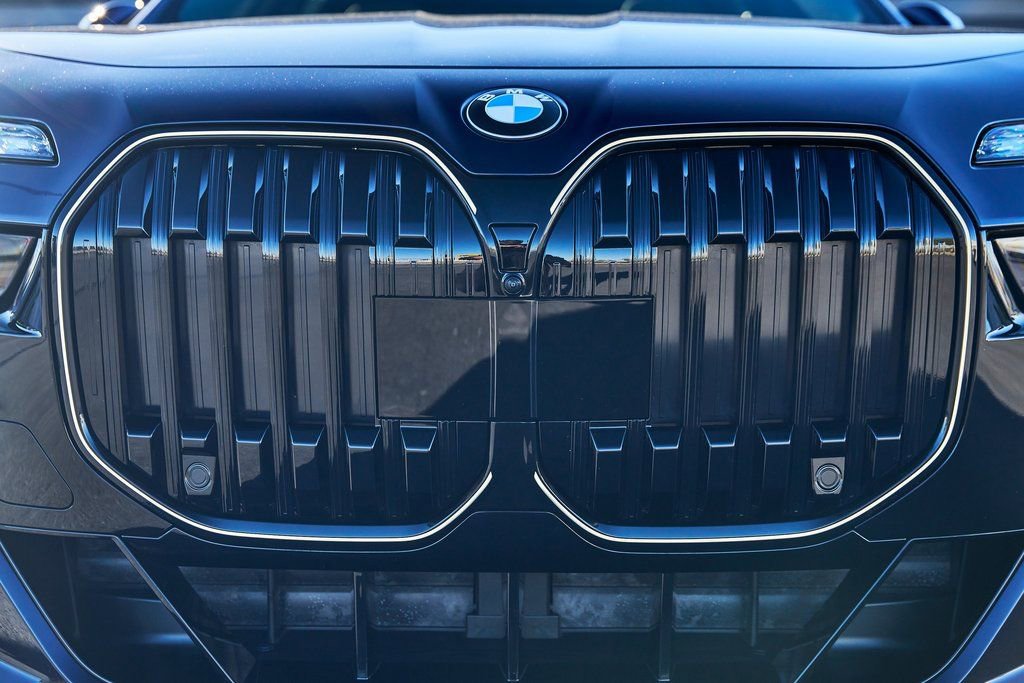 Used 2025 BMW 760i xDrive w/ Executive Package image 14