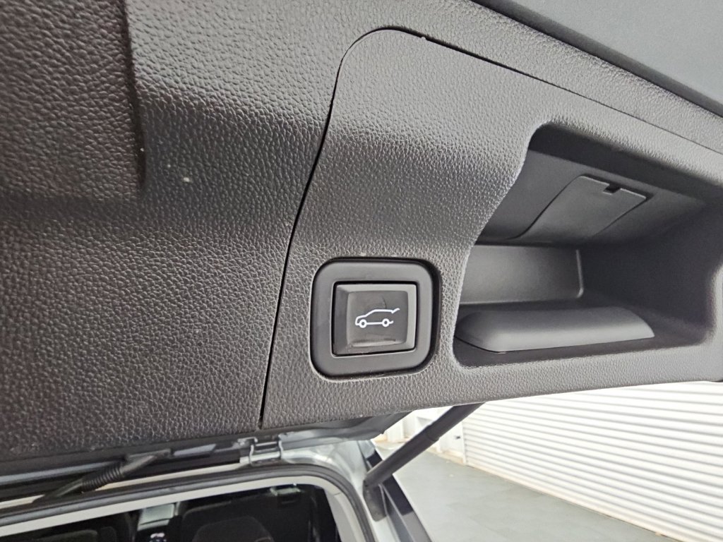 Used 2022 GMC Acadia SLE w/ Driver Convenience Package FWD image 35