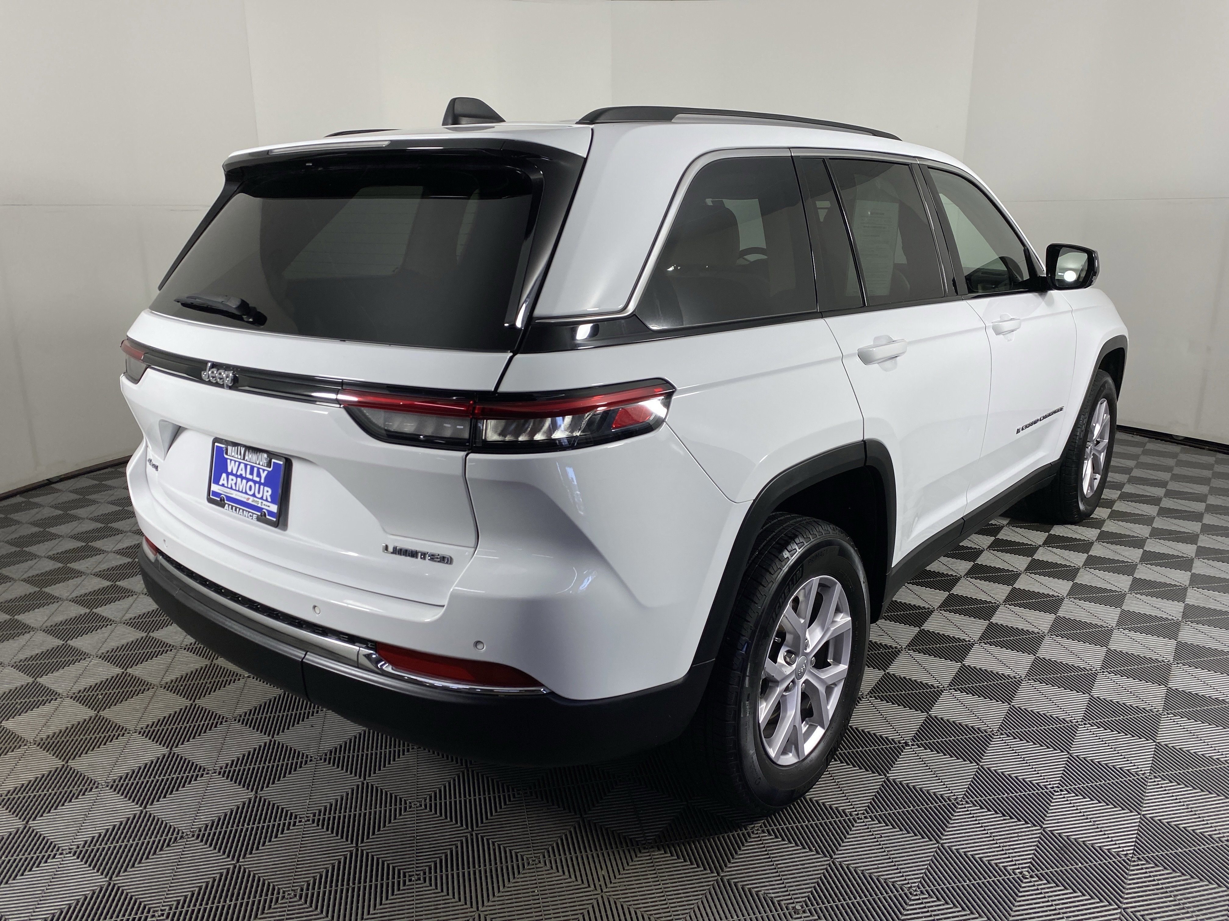 Used 2022 Jeep Grand Cherokee Limited image 9