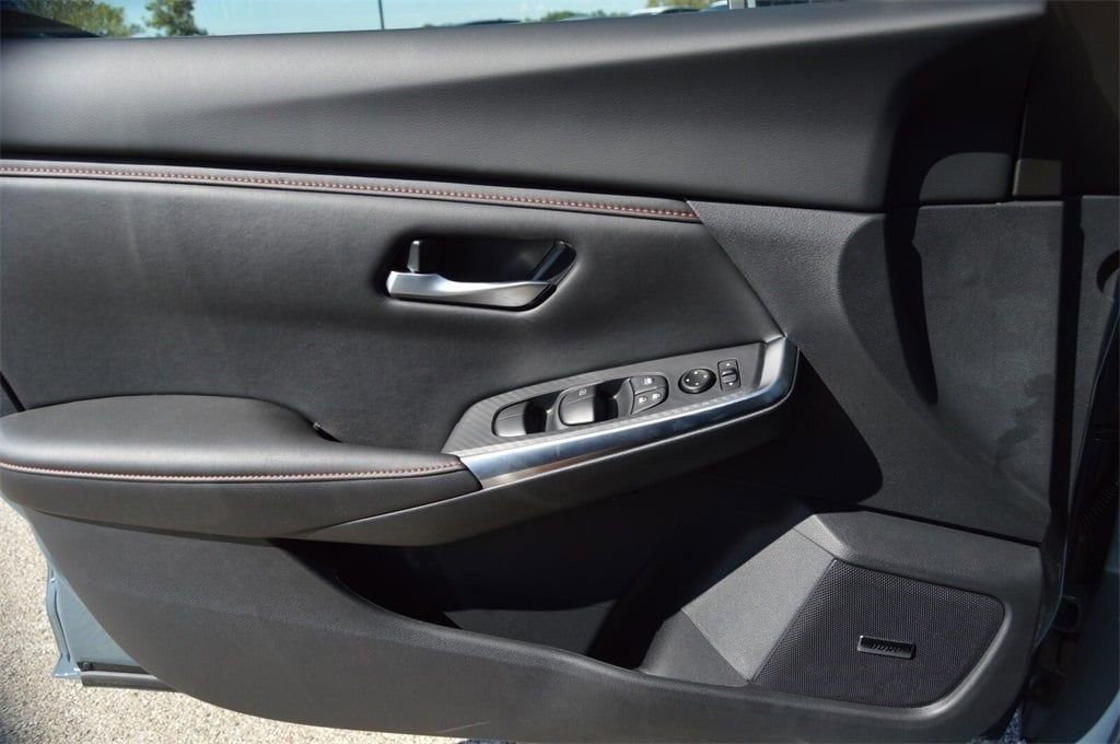 Used 2025 Nissan Sentra SR w/ SR Premium Package image 17