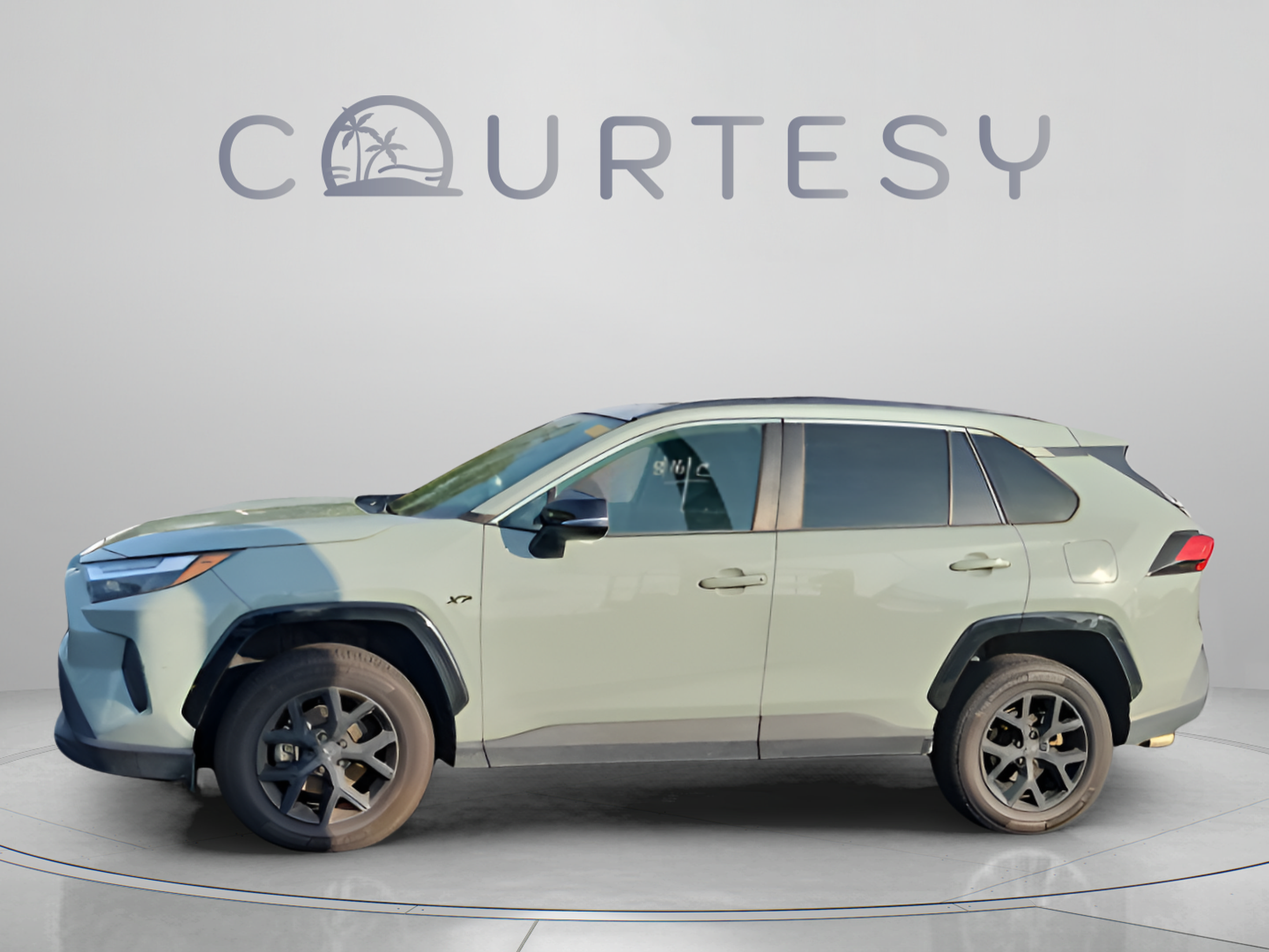 Used 2022 Toyota RAV4 XLE w/ Convenience Package FWD image 2
