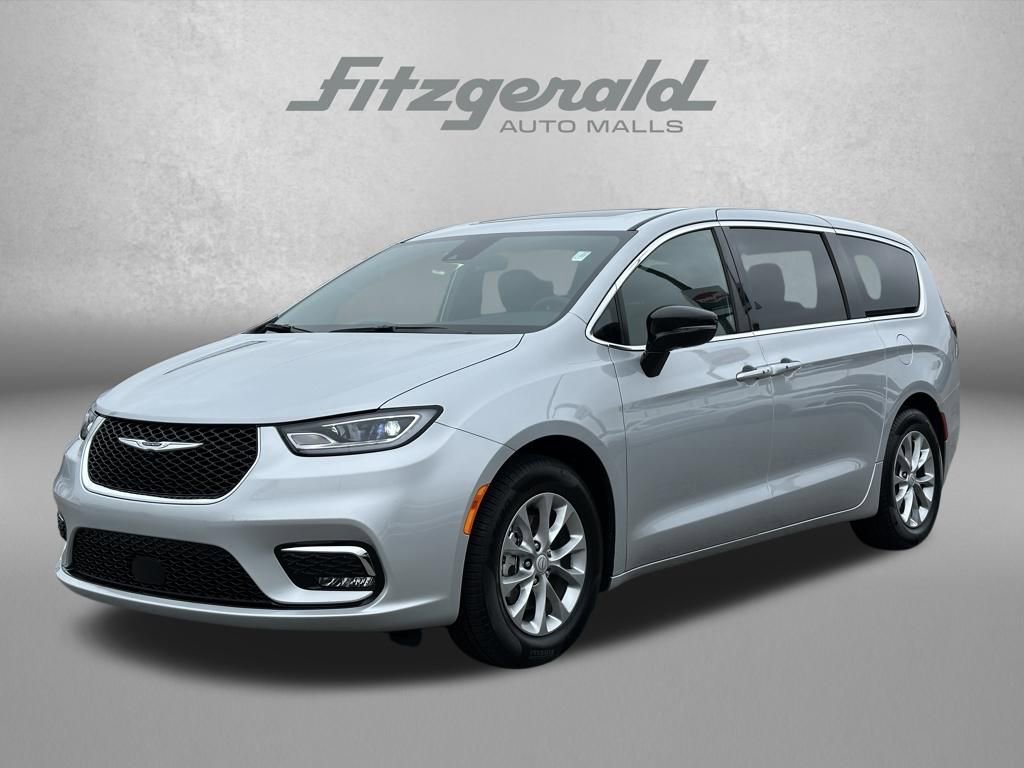 Used 2026 Chrysler Pacifica Limited FWD image 2