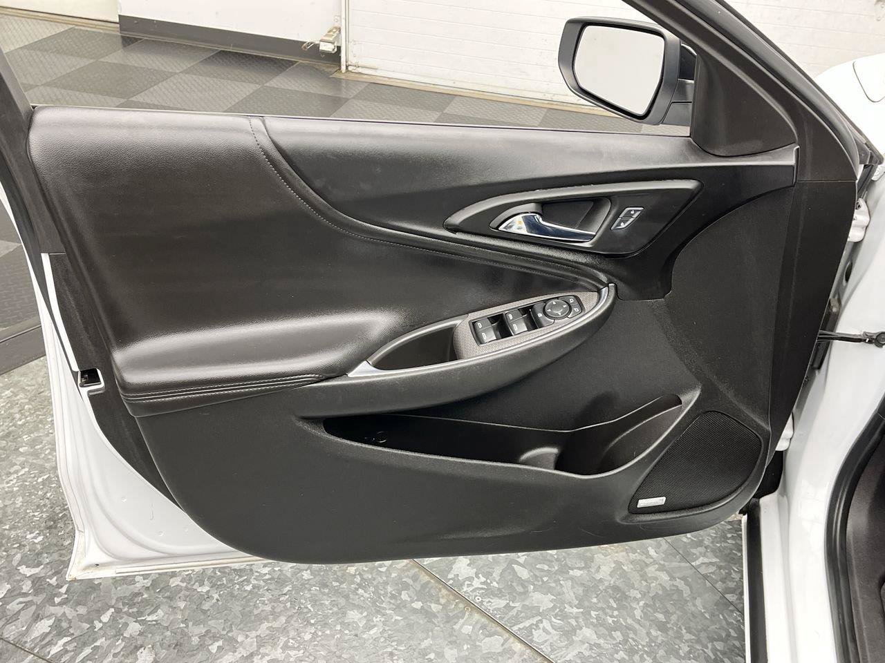 Used 2017 Chevrolet Malibu LT w/ Leather Package FWD image 6