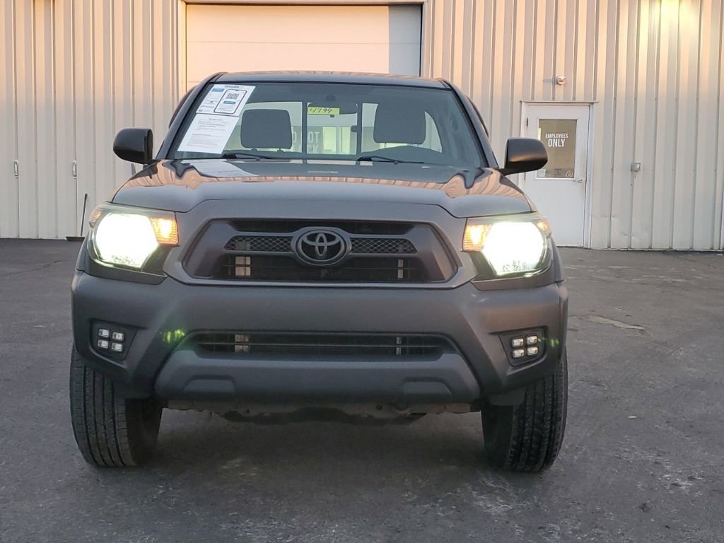 Used 2013 Toyota Tacoma 4x4 Regular Cab image 2