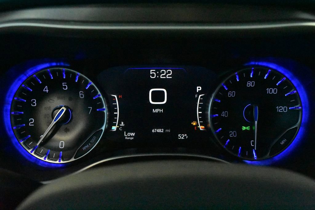 Used 2024 Chrysler Pacifica Touring-L image 18