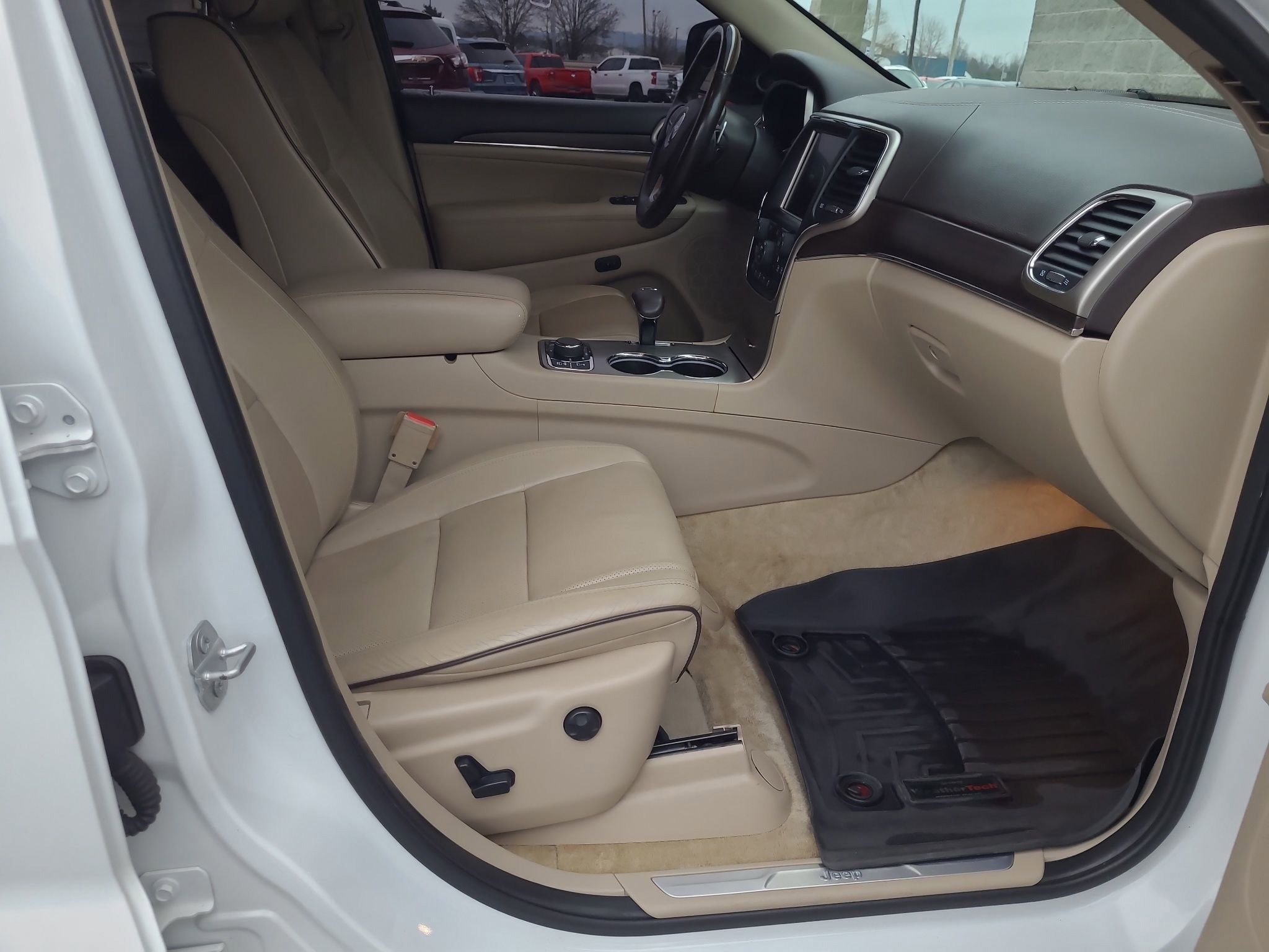 Used 2015 Jeep Grand Cherokee Overland w/ Advanced Technology Group image 32