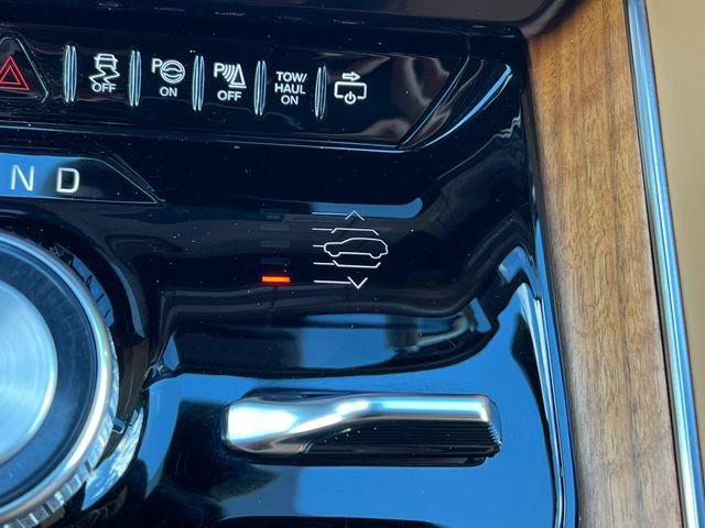 Used 2024 Jeep Grand Wagoneer L Series III w/ Rear Seat Video Group 1 AWD/4WD image 32
