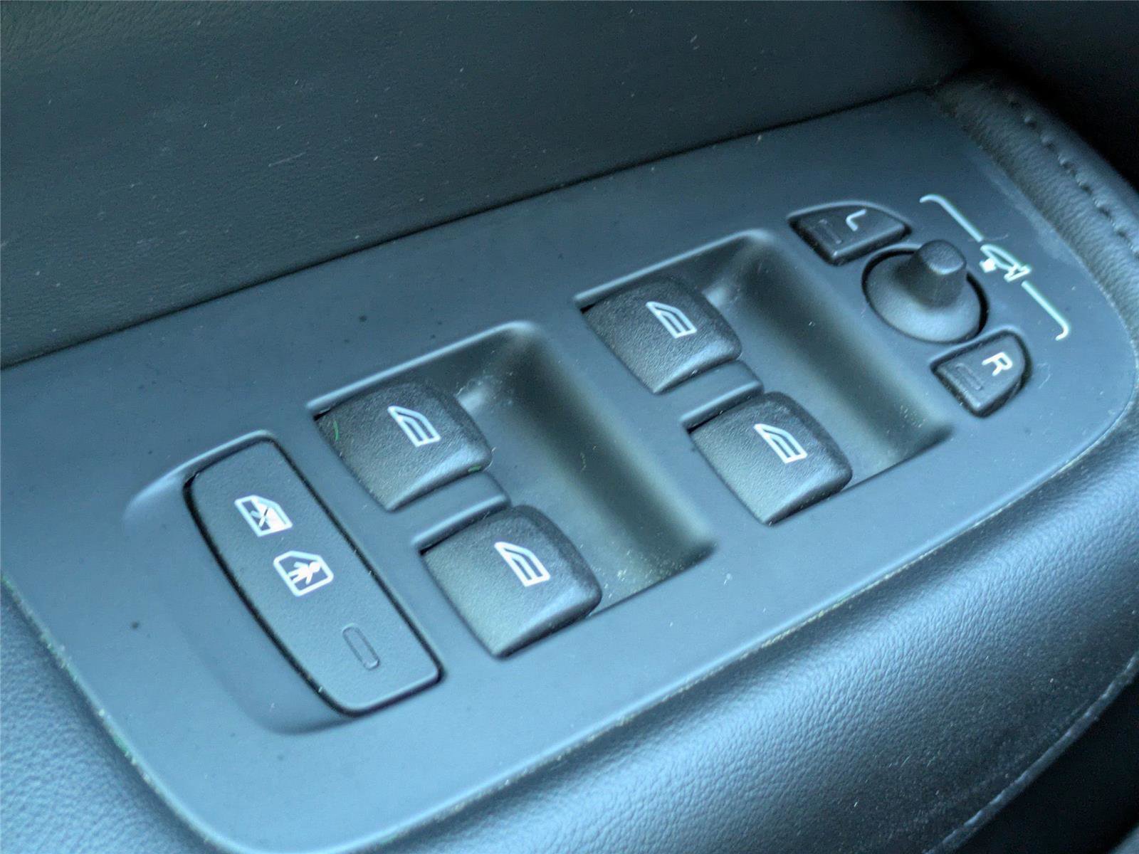 Used 2024 Volvo XC60 B5 Plus AWD/4WD image 28
