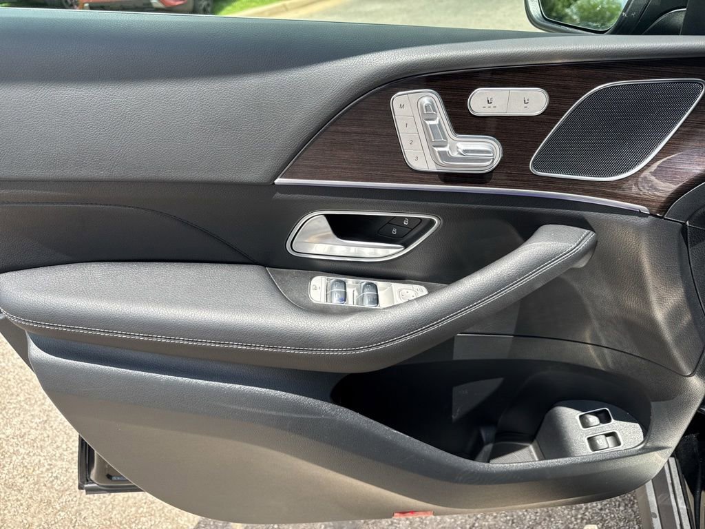 Used 2025 Mercedes-Benz GLE 450e 4MATIC w/ Driver Assistance Package image 36
