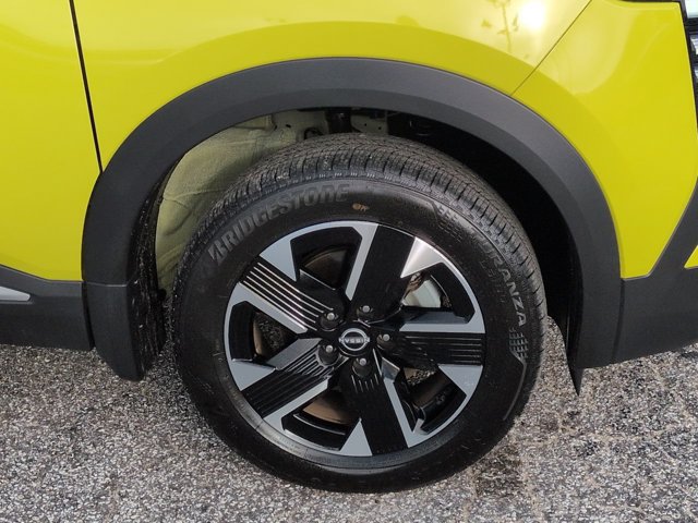 Used 2025 Nissan Kicks SR FWD image 10