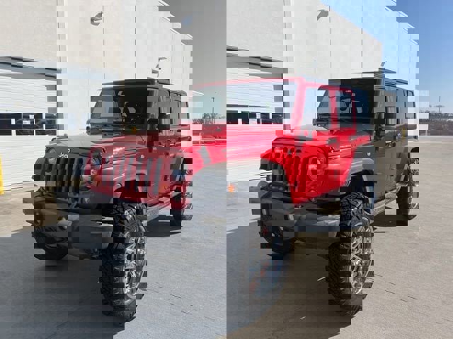 Used 2015 Jeep Wrangler Unlimited Rubicon w/ Connectivity Group image 7