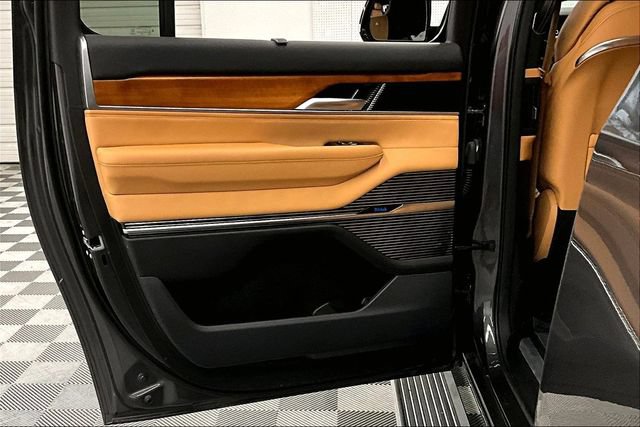 Used 2025 Jeep Grand Wagoneer L Series III w/ Rear-Seat Entertainment Group AWD/4WD image 22