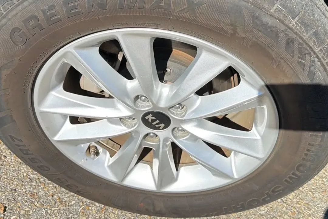 Used 2020 Kia Sorento LX FWD image 13