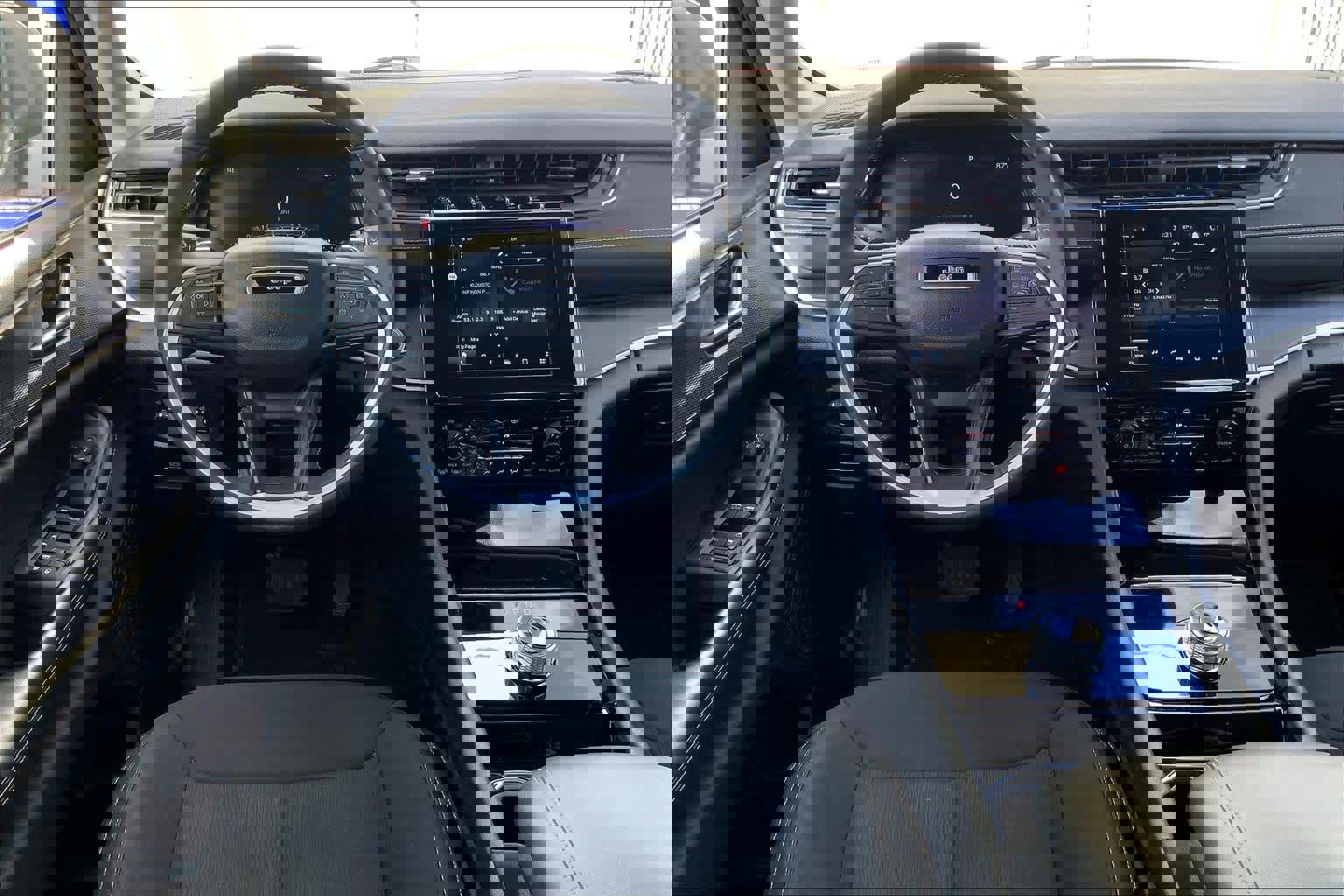 Used 2023 Jeep Grand Cherokee Laredo w/ Luxury Tech Group I image 5