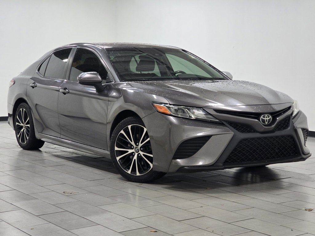 Used 2018 Toyota Camry SE image 2
