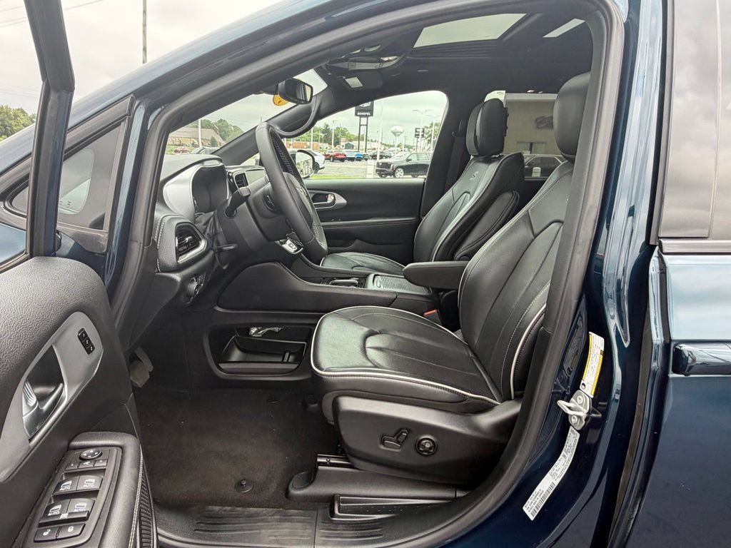 Used 2025 Chrysler Pacifica Limited FWD image 17