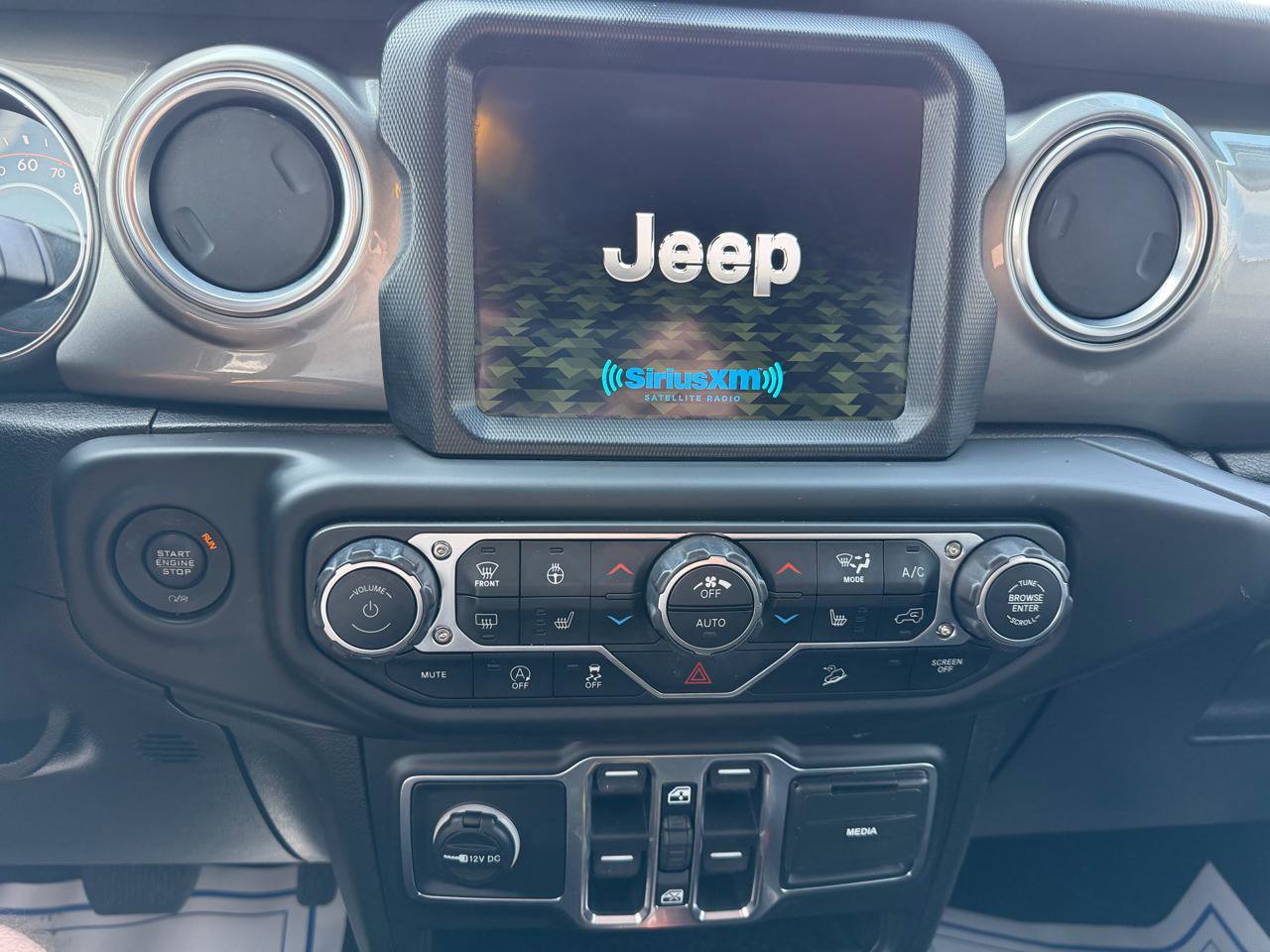 Used 2018 Jeep Wrangler Unlimited Sahara image 15