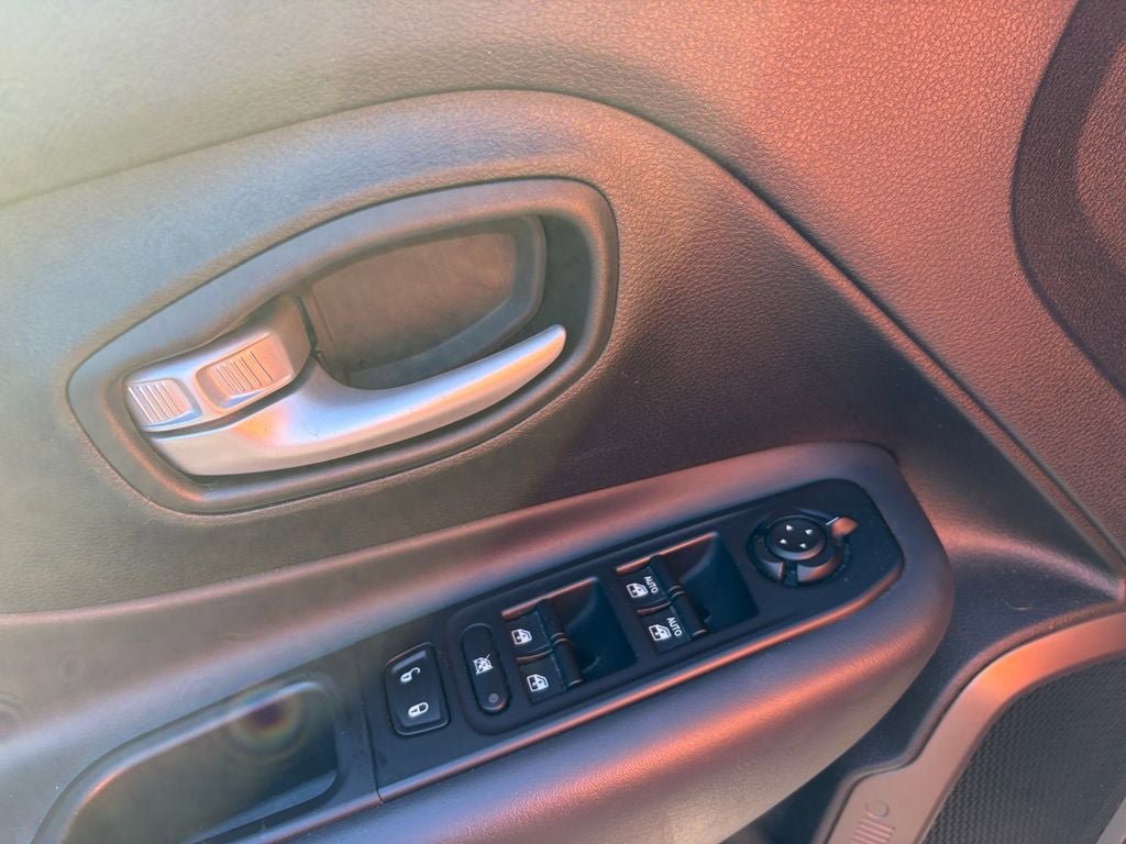 Used 2023 Jeep Renegade Latitude AWD/4WD image 14