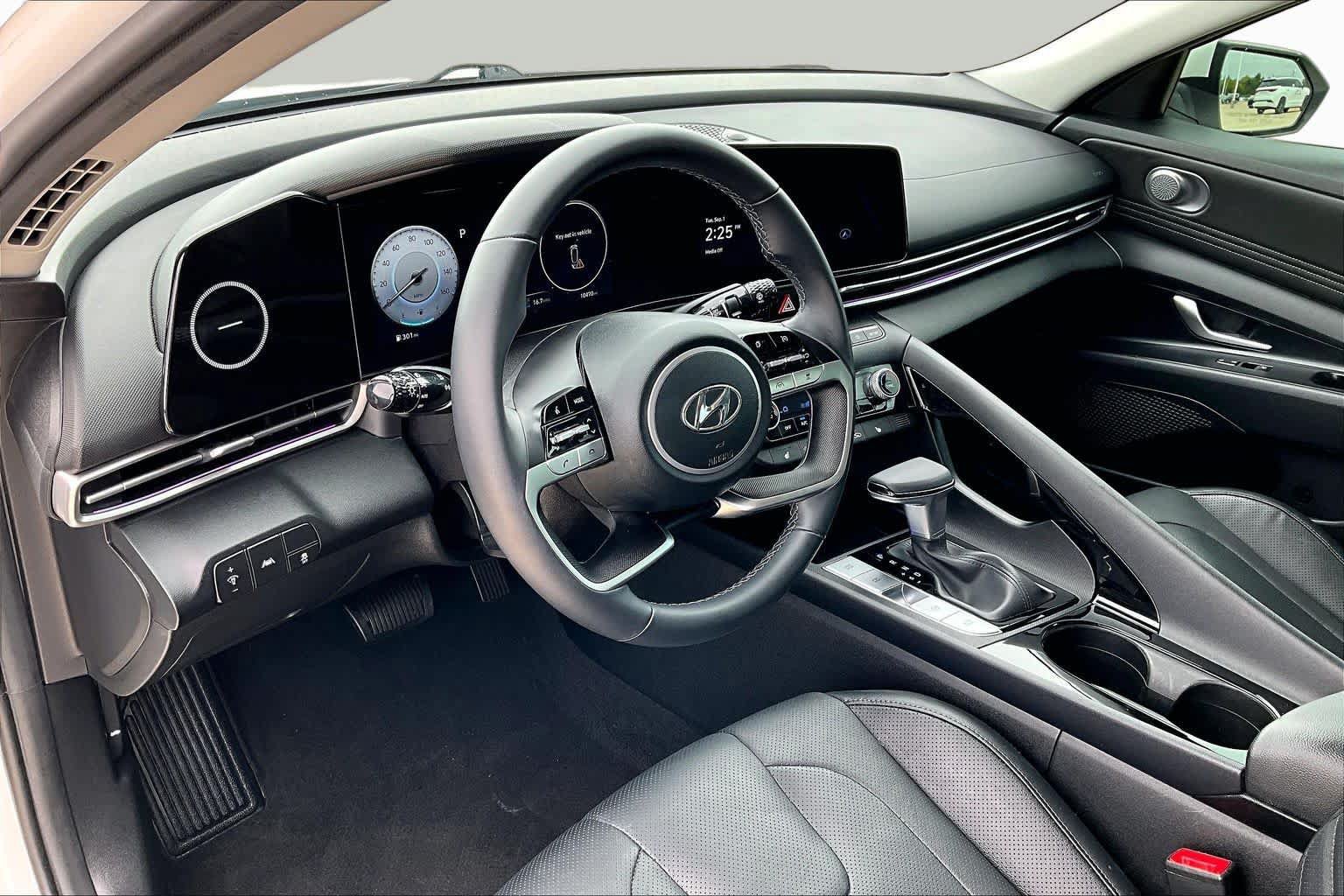 Certified 2023 Hyundai Elantra Limited FWD image 18