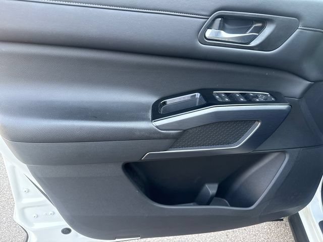 Used 2023 Nissan Pathfinder SL FWD image 9