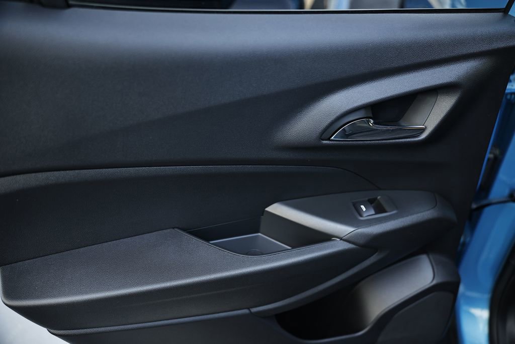 Used 2025 Chevrolet Trax RS w/ Sunroof Package FWD image 22