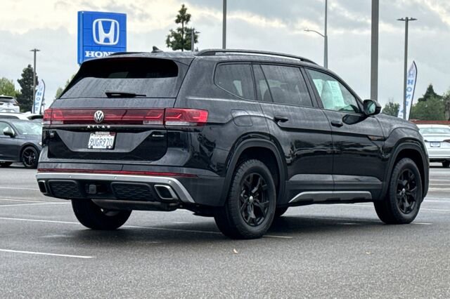Used 2025 Volkswagen Atlas Peak Edition SE image 4